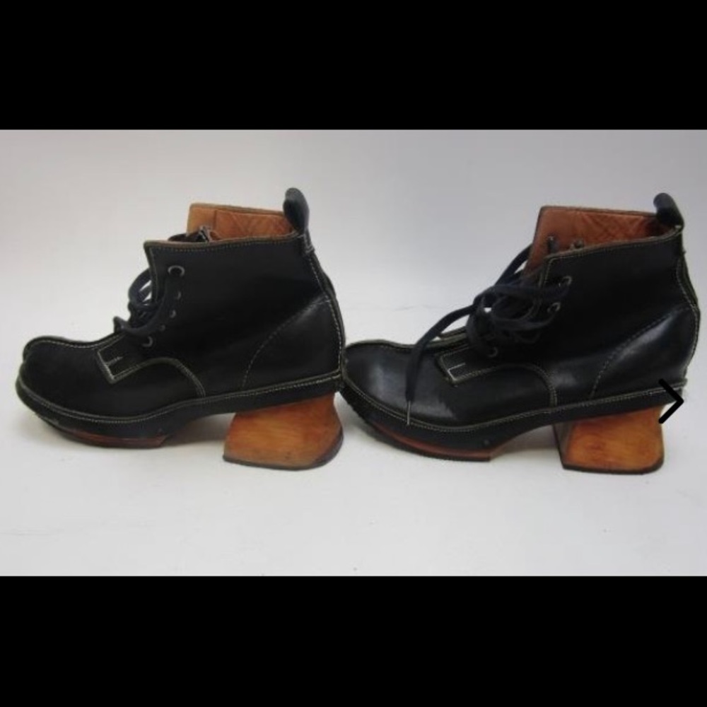 Pair of John Fluevog women's shoes (size 3) Shoe No. 7865